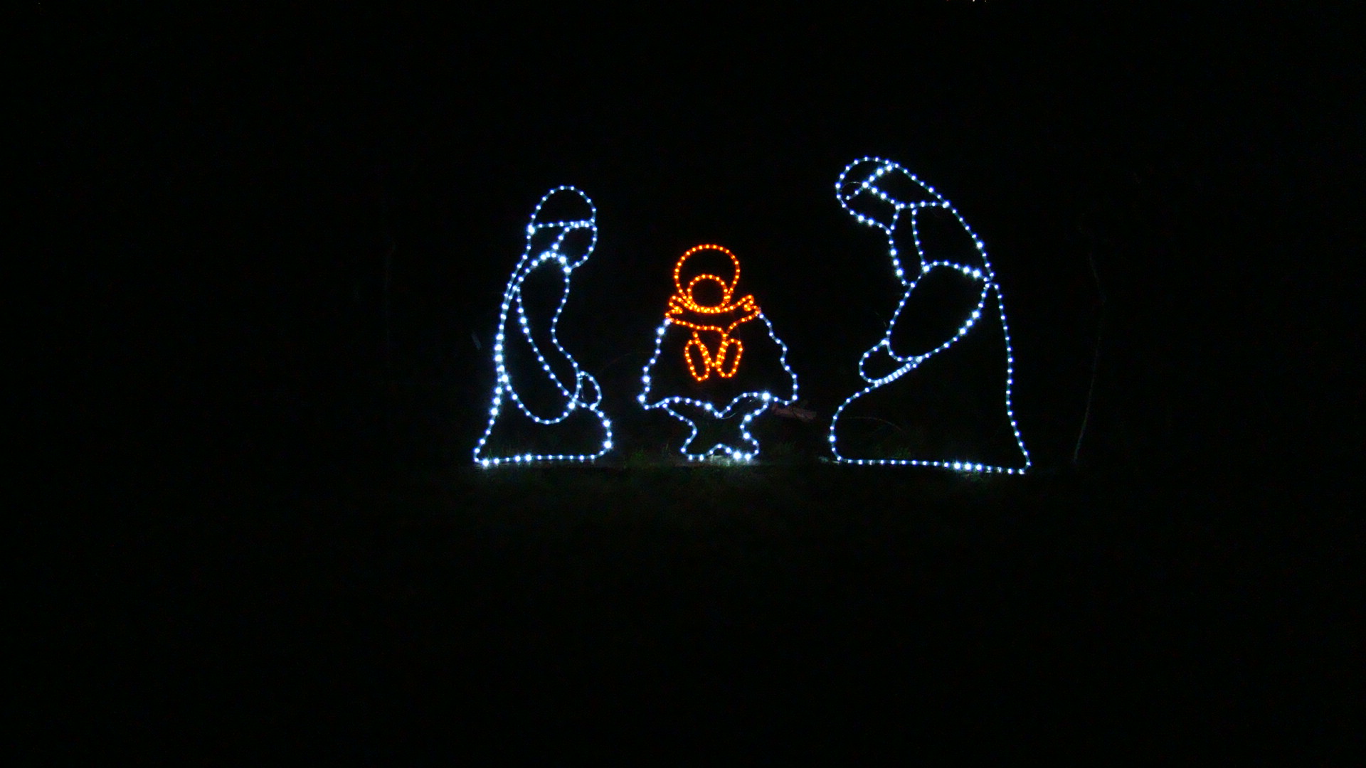 Szopka Bożonarodzeniowa LED ozdoba świąteczna   Przedmiotem aukcji jest SZOPKA BOŻONARODZENIOWA ( Józef, Maryja i dzieciątko) świetlna LED stanowiąca dekorację świąteczną. Szopka świetnie wygląda jako komplet z dodatkowymi postaciami (III KRÓLOWIE) które znajdziesz na innych moich ogłoszeniach Przedmiot nadaje się zarówno jako dekoracja wewnętrzna jak i zewnętrzna.  Szopka została wykonany z białego zimnego i żółtego węża LED z programatorem. (różne opcje świecenia) Po wcześniejszej informacji jest możliwość usunięcia programatora tak żeby wąż świecił światłem stałytm.  Wymiary: wysokość: 120cm szerokość: 190cm   Jeżeli wymiary ozdoby przekraczają maksymalne wymiary przesyłki 125 x 125cm jest robiona na skręcanie wystarczy ją tylko rozłożyć i skręcić 2 lub 4 śrubki (wszystko w komplecie).  Ozdoby przeznaczone są do montażu na płaszczyźnie ( ściana, balustrada). Ustawienie ozdob w ogrodzie wymaga punktu podparcia ( np. oparcie o drzewo, płot czy zrobienie tymczasowej konstrukcji)   Wąż umieszczony jest na metalowej konstrukcji, która została zabezpieczona przed korozją specjalną farbą.  Ozdoby świąteczne LED świetnie sprawdzają się w udekorowaniu Państwa domów, ogrodów, balkonów, tarasów. Wykonuje je własnoręcznie dzięki czemu służą mi i moim klientom przez wiele sezonów.   Zapraszam również na inne moje ogłoszenia z ozdobami świątecznymi.   Wysyłka kurierem: Pobranie 50zł Przedpłata 40zł   Więcej informacji na email lub pod numerem telefonu 535256700